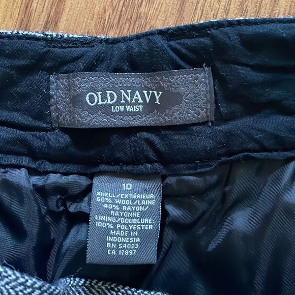 Old Navy Gray Women's Shorts - Picture 3 of 4